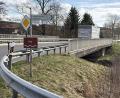 Bild: ge
Die Vilsbrücke bei Irlbach wird durch eine Stahlkonstruktion für die Aufnahme des neuen Geh- und Radweges verbreitert. Davor ist allerdings noch ihre Sanierung geplant.