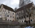 Bild: bö
Das Pflegschloss, auch Pfleghof genannt, in Hohenburg. Nachdem die Besitzer in den vergangen Jahrzehnten mehrmals gewechselt haben, will der aktuelle Eigentümer nun die Sanierung des denkmalgeschützten Gebäudes anpacken.