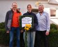 Bild: ubb
Josef Hecht (48), Josepha Wifling (17) und Josef Ernst (67, von links) organisieren die Josefifeier, die seit gut 30 Jahren in der Dreifaltigkeitskirche und beim Kapplwirt stattfindet. Das Schild für den Kirchenzug, erzählen sie stolz, sei seit Beginn dieses Brauchs immer noch das selbe.