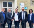 Bild: Jürgen Richthammer
Robert Feldbauer (mit Urkunde) wird zum Leiter der Außenstelle des Vermessungsamts in Neunburg ernannt. Der leitende Vermessungsdirektor Christian Schmitz, Bürgermeister Martin Birner, LDBV-Präsident Daniel Kleffel und Abteilungsleiterin Ruth Jakob gratulierten ihn (von links).