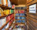 Bild: Petra Hartl
Ein Blick in den Bücherschrank in Poppenricht, der sich beim Rathaus befindet.