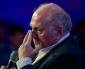 Bild: Peter Kneffel/dpa
Bayern Münchens Ehrenpräsident Uli Hoeneß kritisiert die Leistung des Schiedsrichters scharf. (Archivbild)