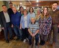 Bild: wel
Agnes Zwack (Fünfte von links) feierte 80. Geburtstag. Bürgermeister Norbert Eckl, Gemeinderatsmitglied Florian Spießl (von links) und Vereinsvertreter gratulierten. Die Jubilarin freute sich über die Glückwünsche ihres Gatten Helmut (sitzend) und ihres Sohnes Josef mit Gattin Manuela (von rechts).