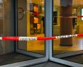 Bild: Max Lametz/dpa
Die Drehtür zu dem Hotel ist gesperrt - ein Mann soll seine Mutter dort erstochen haben.