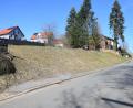Bild: fz
Der Hang an der Kirchenstraße in Letzau ortsauswärts zur Staatsstraße hin sieht auf den ersten Eindruck passabel aus. Das Staatliche Bauamt ordnet jedoch eine Hangsicherung an. Aus dieser Maßnahme könnte dann als Vorteil ein Gehweg entstehen.