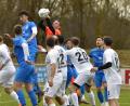 Bild: Hans Mark
Dicke Luft im Strafraum der Schwarzenfelder: Schwarzofen (blaue Trikots) siegte am Ende im Bezirksliga-Süd-Derby mit 4:3 beim FC.