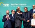 Bild: Michael Kappeler/dpa
Die Parteienfamilie der EVP um ihren Vorsitzenden Manfred Weber (links) ist in Brüssel die Heimat von CDU und CSU. (Archivbild)
