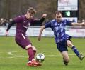 Bild: Hans Mark
Der Ettmannsdorfer Fabio Flauger (links) flankt vor Luis Dobler vom FC Schmidgaden. Der FC verlor das Nachholspiel mit 1:3 und steckt weiter mitten im Abstiegskampf. Der SV Schwandorf-Ettmannsdorf II ist neuer Spitzenreiter der Kreisliga West.