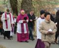 Bild: bnr
Zusammen mit zahlreichen Gläubigen der Pfarrei Rottendorf betet Diözesanbischof Rudolf Vorderholzer den Kreuzweg.