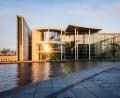 Bild: Christoph Soeder/dpa
Die aufgehende Sonne spiegelt sich im Paul-Löbe-Haus des Deutschen Bundestag.