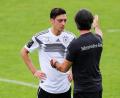 Bild: Christian Charisius/dpa
Joachim Löw holte Mesut Özil in die Nationalmannschaft. (Archivbild)