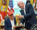 Bild: Jacquelyn Martin/AP/dpa
Donald Trump (l) und die Fußball-WM: längst ein politisches Thema. (Archivbild)