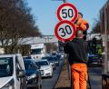 Bild: Peter Kneffel/dpa
Ende Februar waren an der Landshuter Allee nach viel Hin und Her wieder Tempo-30-Schilder montiert worden. (Archivbild)