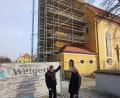 Bild: u
Nachdem vergangenes Jahr das Langhaus der Stadtpfarrkirche saniert wurde, ist heuer der Kirchturm an der Reihe. Stadtpfarrer Johann Hofmann (links) und Kirchenpfleger Roland Maier (rechts) erläutern den Bau des Gerüsts, das über den 52 Meter hohen Turm hinausragen und mit einem Dach versehen wird.
