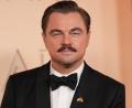 Bild: Gregory Bull/Invision/AP/dpa
Leonardo DiCaprio zeigte sich mit einem Schnauzer auf dem roten Teppich.