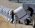 Bild: Bernd Wüstneck/dpa
Erste Strandkörbe am Ostseestrand