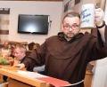 Bild: Norbert Weis
Starkbierredner Bruder Barnabas prostet mit seinem Krug den Zuhörern zu.