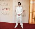 Bild: Jordan Strauss/Invision/AP/dpa
Timothée Chalamet posiert mit Sonnenbrille bei den Oscars 2026.