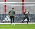 Bild: Malin Wunderlich/dpa
Jonas Urbig beim Abschlusstraining in Aktion, links Manuel Neuer.