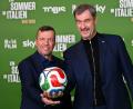 Bild: Sven Hoppe/dpa
Markus Söder (r) wünscht sich eine unpolitische WM.