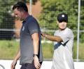 Archivbild: Hubert Ziegler
Arber Morina (rechts/hier mit dem ehemaligen Coach der DJK Gebenbach, Kai Hempel) bleibt auch in der kommenden Saison Trainer bei Fortuna Regensburg.