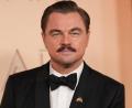 Bild: Gregory Bull/Invision/AP/dpa
Leonardo DiCaprio mit Schnauzer bei den Oscars 2026 - das sorgte für Gesprächsstoff. (Archivbild)