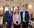 Bild: Wiesel/OTH Amberg-Weiden
Hochschulpräsident Professor Dr. Clemens Bulitta (links) und Hochschulratsvorsitzender Jürgen Kilger mit der neuen OTH-Vizepräsidentin Professor Dr. Julia Heigl.