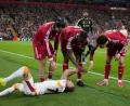 Bild: Jon Super/AP/dpa
Liverpool-Spieler sorgen sich um Noa Lang.