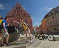Bild: Stefan Gruber
Der Fünf-Flüsse-Radweg, der auch durch den Landkreis Amberg-Sulzbach führt, gehört zu den Besten der deutschen Radfernwege. Eine wichtige Station auf der Strecke ist Sulzbach-Rosenberg mit seinem Rathaus und dem Geschichtsbrunnen.