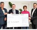 Bild: Stephan Landgraf
Max Hohlrüther (HPZ), Christian Wolf (Hypo-Vereinsbank), Brigitte Krause (HPZ) und Filialleiter Stefan Kallert (von links) freuen sich gemeinsam über die Spende der "Rolf und Hedwig Scheck-Stiftung“.