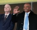 Bild: Themba Hadebe/AP/dpa
Patrice Motsepe (r) mit FIFA-Präsident Gianni Infantino. (Archivbild)