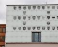 Bild: td
An der Fassade des Schwandorfer Landratsamts sind die Wappen der 33 Kommunen angebracht. Der Kreistag vertritt die Menschen aus diesen Kommunen auf Landkreis-Ebene.