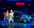 Bild: Georg Wendt/dpa
Der berühmte DeLorean, der zur Zeitmaschine umgebaut wurde, darf in der Musicalversion von „Zurück in die Zukunft“ natürlich nicht fehlen.