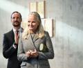 Bild: Jens Kalaene/dpa
In einem gemeinsamen Fernsehinterview brechen Kronprinzessin Mette-Marit (r) und Kronprinz Haakon (l) ihr Schweigen.