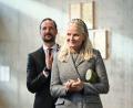 Bild: Jens Kalaene/dpa
Halten zusammen: Kronprinzessin Mette-Marit (r) und Kronprinz Haakon (l). (Archivbild)