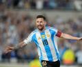 Bild: Natacha Pisarenko/AP/dpa
Messi spielt in einem Musikvideo der argentinischen Sängerin Tini Stoessel mit. (Archivbild)