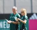 Bild: Daniel Löb/dpa
DFB-Chefcoach Christian Wück hat in Saskia Bartusiak (r) und Maren Meinert gleich zwei Co-Trainerinnen. (Archivbild)