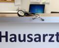 Bild: Stephan Jansen/dpa
Die Hausärzte wollen, dass die Krankenkassen den Rotstift bei sich selbst ansetzen. (Archivbild)