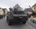 Bild: Ernst Frischholz
Auf einem Spähpanzer Luchs verließ der bisherige Batteriechef Major Christian Knorrn den Neuhauser Markplatz mit militärischem Gruß.