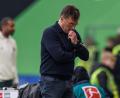 Bild: Andreas Gora/dpa
Der Abstieg droht: Wolfsburgs Trainer Dieter Hecking beim 0:1 gegen Werdder Bremen.