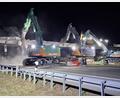 Bild: bl
Eine kleine Armee an Baggern knabbert an der Brücke über die A 93 bei Nabburg. In der Nacht von Samstag auf Sonntag ist das Bauwerk abgerissen worden, um Platz zu machen für einen Neubau. Dazu war eine Vollsperrung der Autobahn nötig.