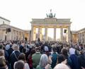 Bild: Gerald Matzka/dpa
Die Kundgebung am Brandenburger Tor fand nach Angaben der Veranstalter wegen der aktuellen Diskussion in Solidarität mit der Moderatorin und Schauspielerin Collien Fernandes statt.