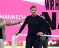Bild: Felix Hörhager/dpa
Jürgen Klopp (rechts) wird von Moderator Johannes B. Kerner als Telekom-Experte vorgestellt.