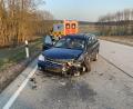 Bild: PI Schwandorf, PHM Engl
Ein Verkehrsunfall auf der B 85 bei Kreith führt zu einem erheblichen Sachschaden und einer leicht verletzten Person. Vier Fahrzeuge sind involviert.