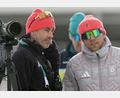 Bild: Hendrik Schmidt/dpa
Die Biathlon-Trainer Tobias Reiter (l) und Jens Filbrich betreuen die deutschen Männer weiterhin. (Archivbild)