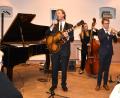 Bild: rgr
Chris Hopkins (links am Piano) und die "Young Lions" begeisterten im Pfarrsaal Pressath bei dem Jazzkonzert "Swing into Spring", zu dem der Kulturkreis Pressath eingeladen hatte.