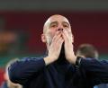Bild: Richard Pelham/AP/dpa
ManCity-Coach Pep Guardiola kostete den Gewinn des Liga-Pokals voll aus.