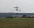 Bild: mrr
Das Stromleitungsnetz bei Rieden mit dem entscheidenden Knickmasten, in dessen Umgebung ein Batteriespeicher entstehen könnte. Dahinter liegt der Ortsteil Reindlhof.