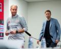 Bild: Marius Becker/dpa
Für Leverkusens Trainer Kasper Hjulmand (l) gibt es von Sportchef Simon Rolfes vorerst eine Jobgarantie. (Archivbild)