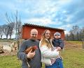 Bild: Matthias Bäumler
Marcus, Simone und Hannes Bayreuther auf der großen Hühnerwiese. Die Nebenerwerbslandwirte haben noch viel vor.
